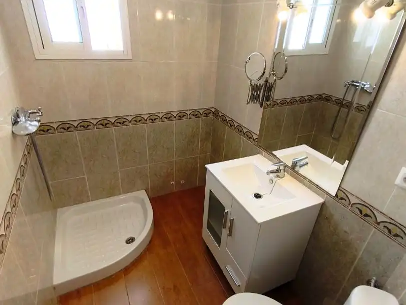 Piso en venta en Sta. Aurelia - Cantábrico - Atlàntico - La Romería Baño de Piso en venta en Sevilla con Terraza, Horno y Lavadora