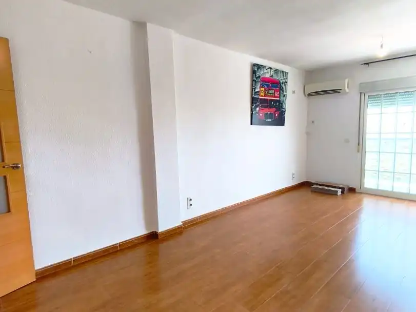 Piso en venta en Sta. Aurelia - Cantábrico - Atlàntico - La Romería Sala de estar de Piso en venta en Sevilla con Terraza, Horno y Lavadora