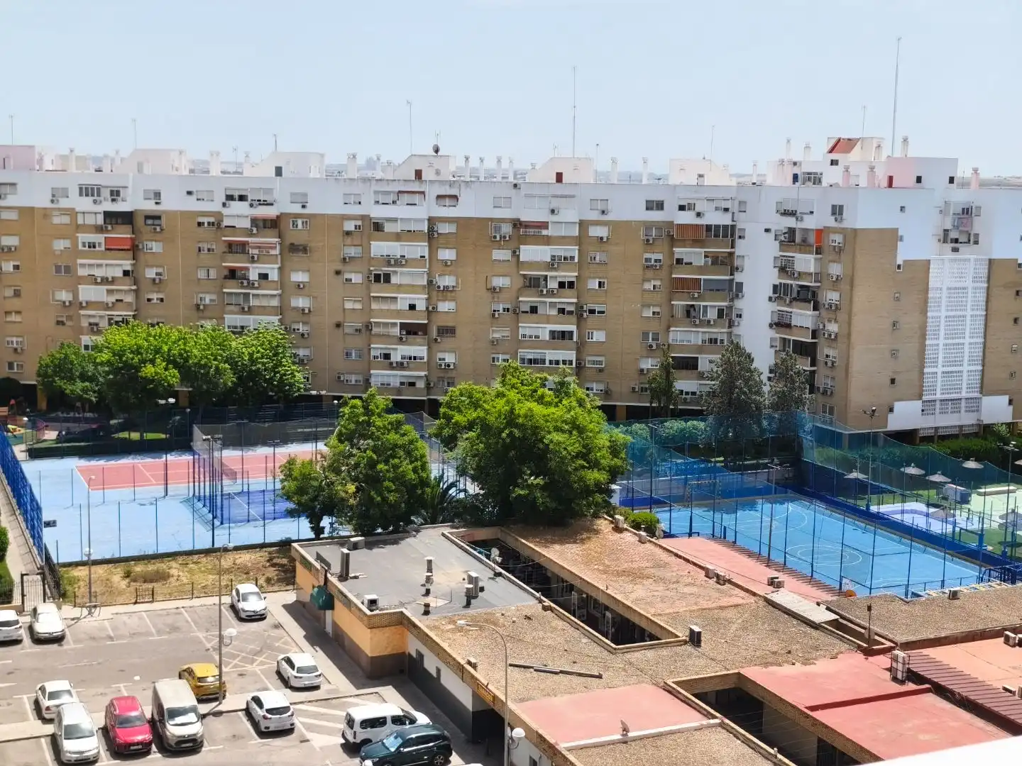 Piso en venta en Sta. Aurelia - Cantábrico - Atlàntico - La Romería Vista exterior de Piso en venta en Sevilla con Terraza, Horno y Lavadora