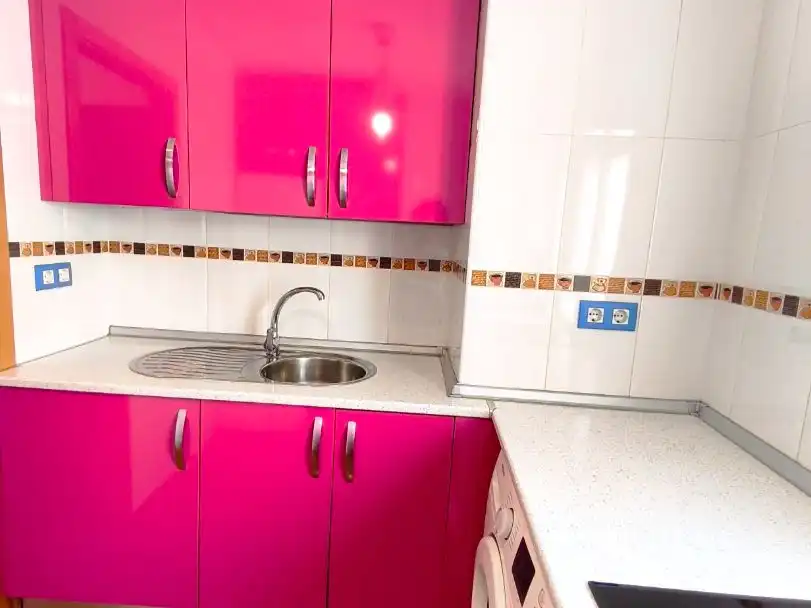 Piso en venta en Sta. Aurelia - Cantábrico - Atlàntico - La Romería Cocina de Piso en venta en Sevilla con Terraza, Horno y Lavadora
