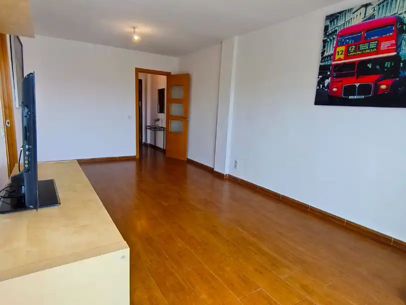 Piso en venta en Sta. Aurelia - Cantábrico - Atlàntico - La Romería Sala de estar de Piso en venta en Sevilla con Terraza, Horno y Lavadora