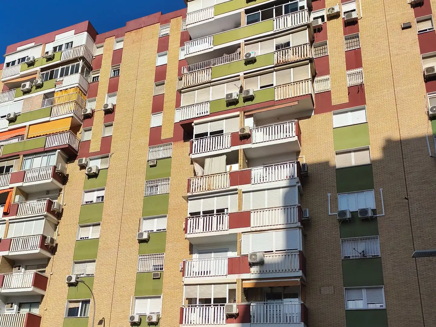 Piso en venta en Sta. Aurelia - Cantábrico - Atlàntico - La Romería Vista exterior de Piso en venta en Sevilla con Terraza, Horno y Lavadora