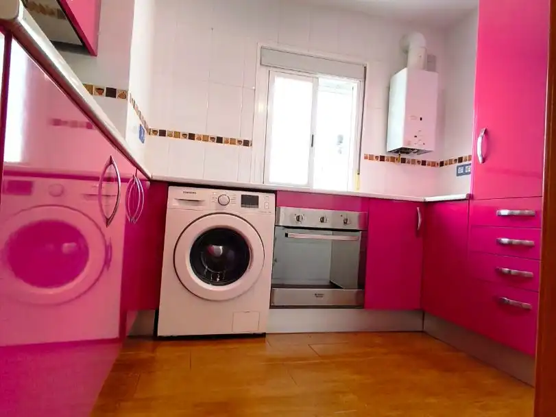 Piso en venta en Sta. Aurelia - Cantábrico - Atlàntico - La Romería Cocina de Piso en venta en Sevilla con Terraza, Horno y Lavadora