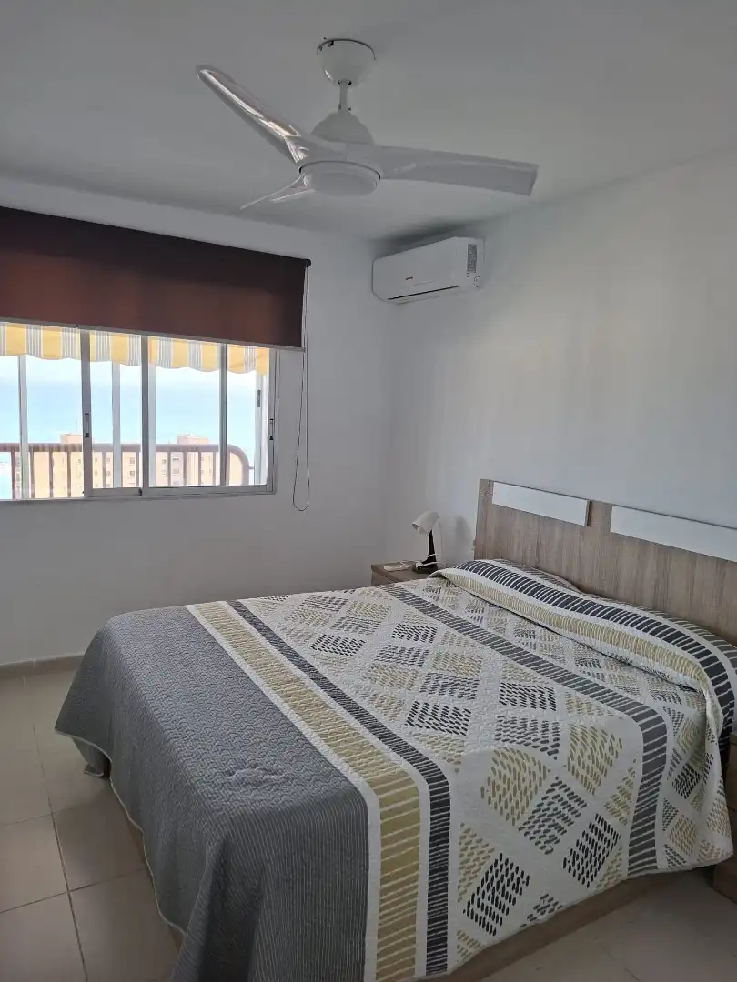 Apartament de lloguer a Avinguda de la Costa Blanca, 2, Cabo de las Huertas Dormitori de Apartament de lloguer en Alicante / Alacant amb Aire condicionat, Calefacció i Terrassa