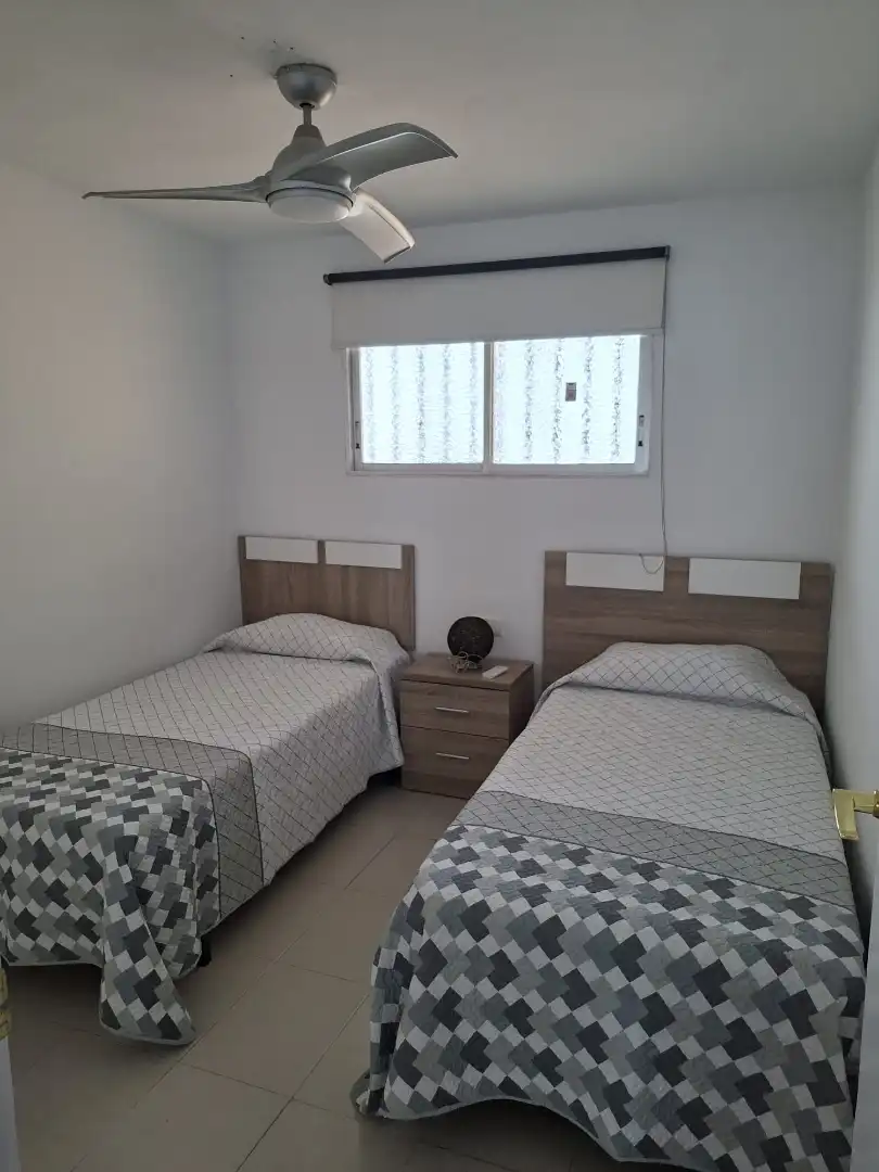 Apartament de lloguer a Avinguda de la Costa Blanca, 2, Cabo de las Huertas Dormitori de Apartament de lloguer en Alicante / Alacant amb Aire condicionat, Calefacció i Terrassa