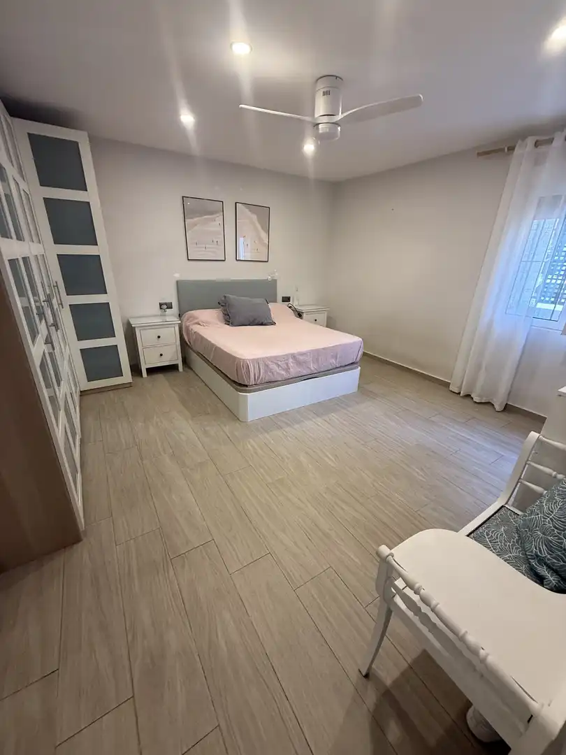 Casa adosada en venta en Avenida Manuel Rodríguez, 19, Los Almendros - El Limonero - El Tomillar Habitación de Casa adosada en venta en Málaga Capital con Aire acondicionado y Terraza