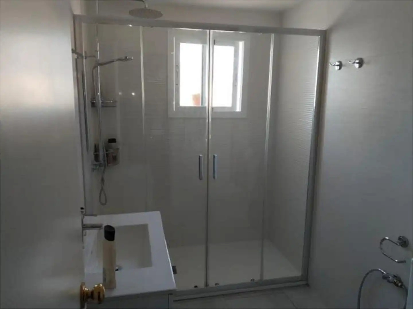 Einfamilien-Reihenhaus zum Verkauf in Capellanía - Retamar Badezimmer von Einfamilien-Reihenhaus zum Verkauf in Alhaurín de la Torre mit Terrasse und Schwimmbad