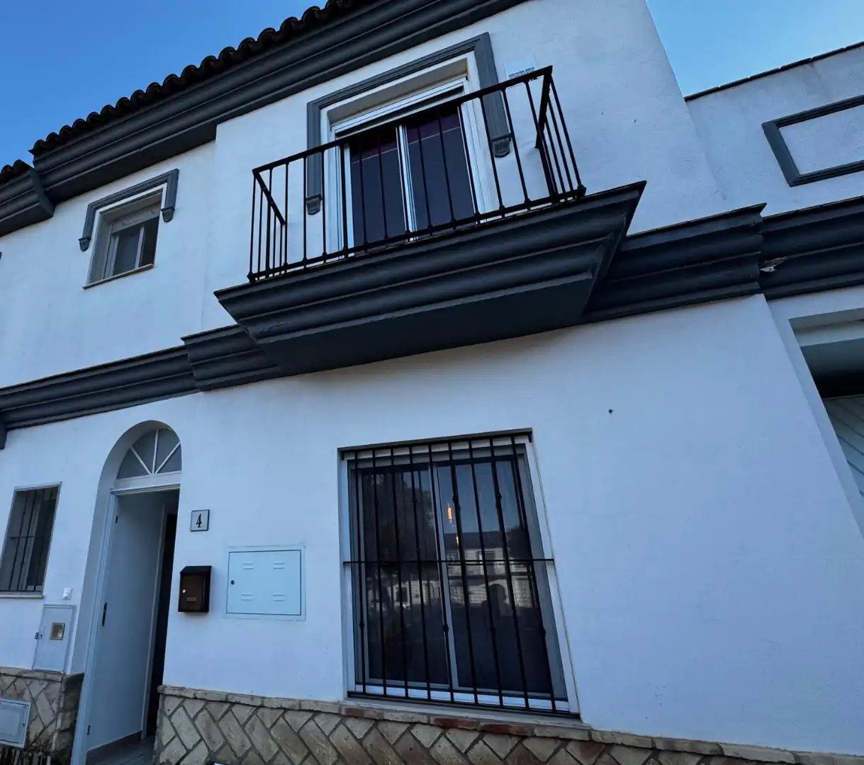 Casa adosada en venta en Calle Cigüeña, 4, Almensilla Vista exterior de Casa adosada en venta en Almensilla con Aire acondicionado, Calefacción y Jardín privado