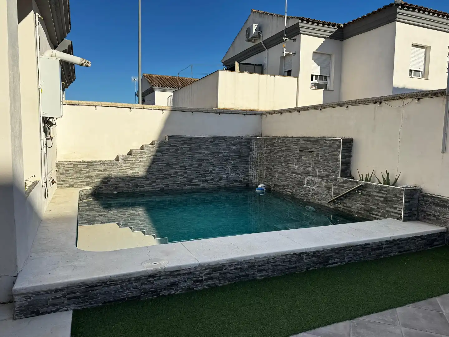 Casa adosada en venta en Calle Cigüeña, 4, Almensilla Piscina de Casa adosada en venta en Almensilla con Aire acondicionado, Calefacción y Jardín privado
