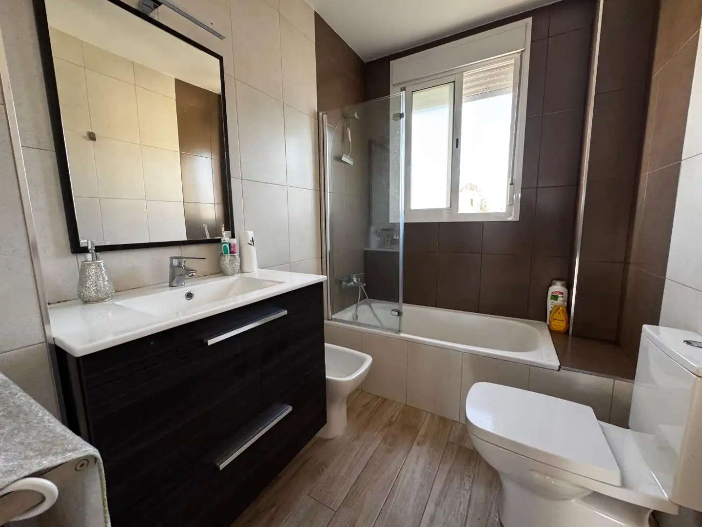 Casa adosada en venta en Calle Cigüeña, 4, Almensilla Baño de Casa adosada en venta en Almensilla con Aire acondicionado, Calefacción y Jardín privado