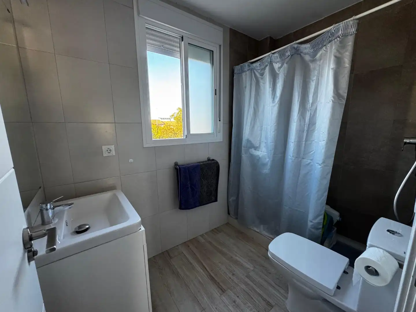 Casa adosada en venta en Calle Cigüeña, 4, Almensilla Baño de Casa adosada en venta en Almensilla con Aire acondicionado, Calefacción y Jardín privado