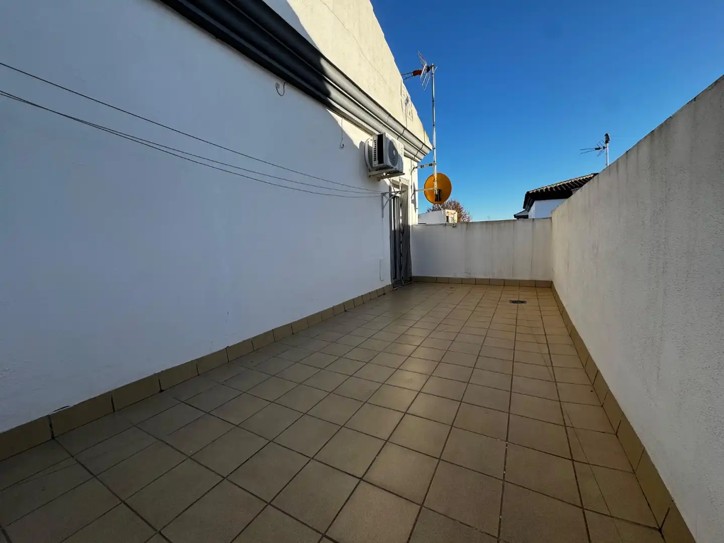 Casa adosada en venta en Calle Cigüeña, 4, Almensilla Terraza de Casa adosada en venta en Almensilla con Aire acondicionado, Calefacción y Jardín privado
