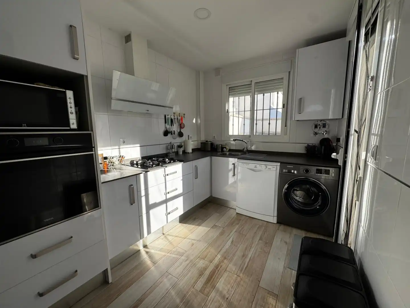Casa adosada en venta en Calle Cigüeña, 4, Almensilla Cocina de Casa adosada en venta en Almensilla con Aire acondicionado, Calefacción y Jardín privado