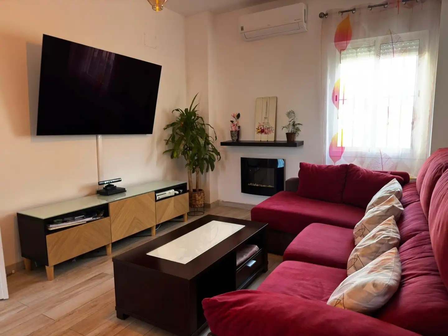 Casa adosada en venta en Calle Cigüeña, 4, Almensilla Sala de estar de Casa adosada en venta en Almensilla con Aire acondicionado, Calefacción y Jardín privado