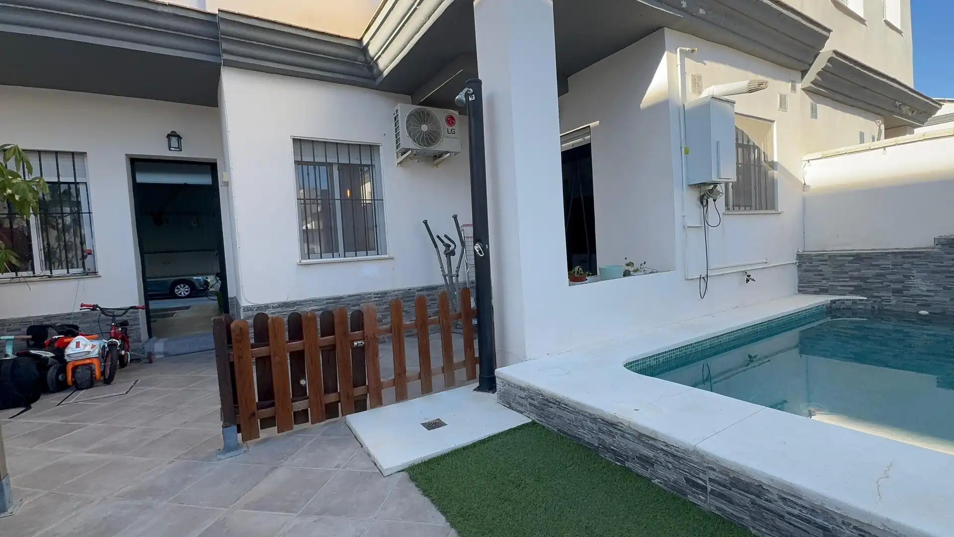 Casa adosada en venta en Calle Cigüeña, 4, Almensilla Piscina de Casa adosada en venta en Almensilla con Aire acondicionado, Calefacción y Jardín privado
