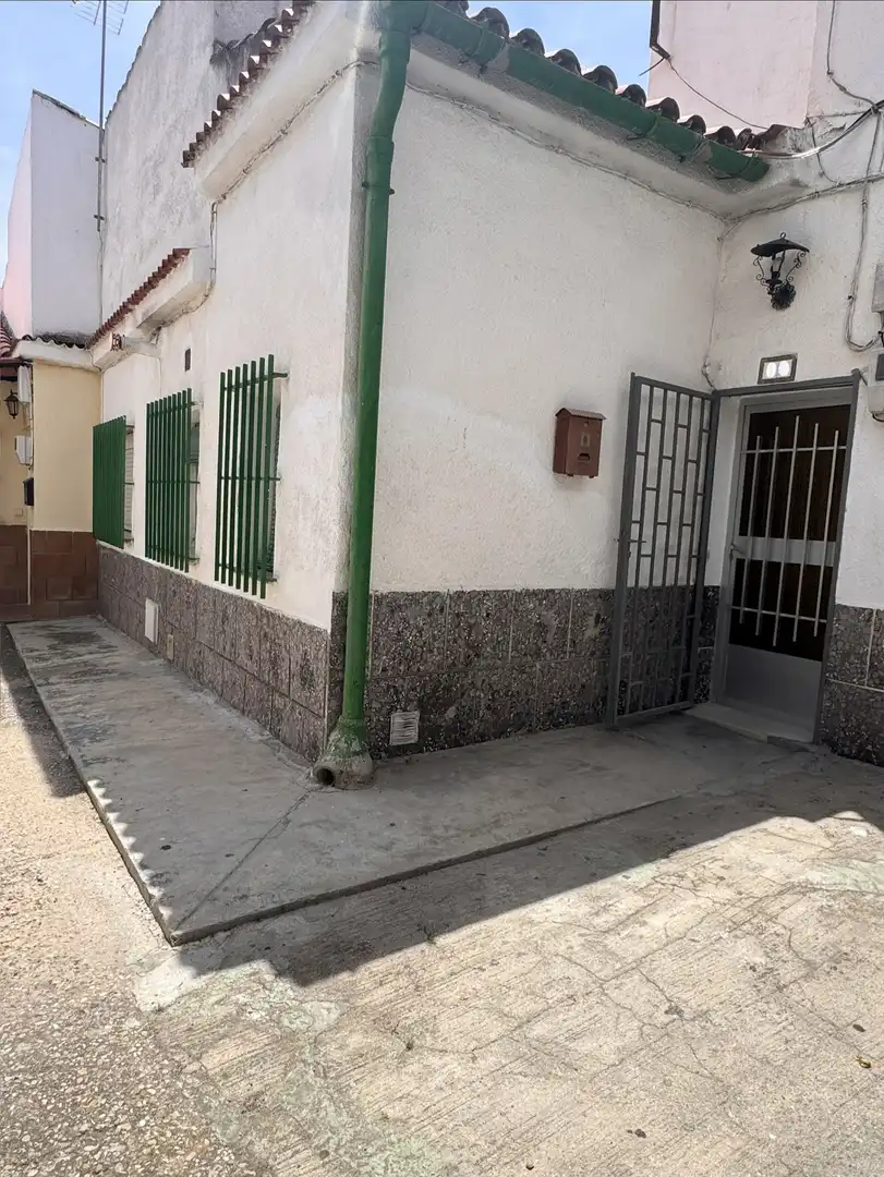 Casa adosada en venta en Calle Vistillas, 18, Perales de Tajuña Vista exterior de Casa adosada en venta en Perales de Tajuña con Calefacción