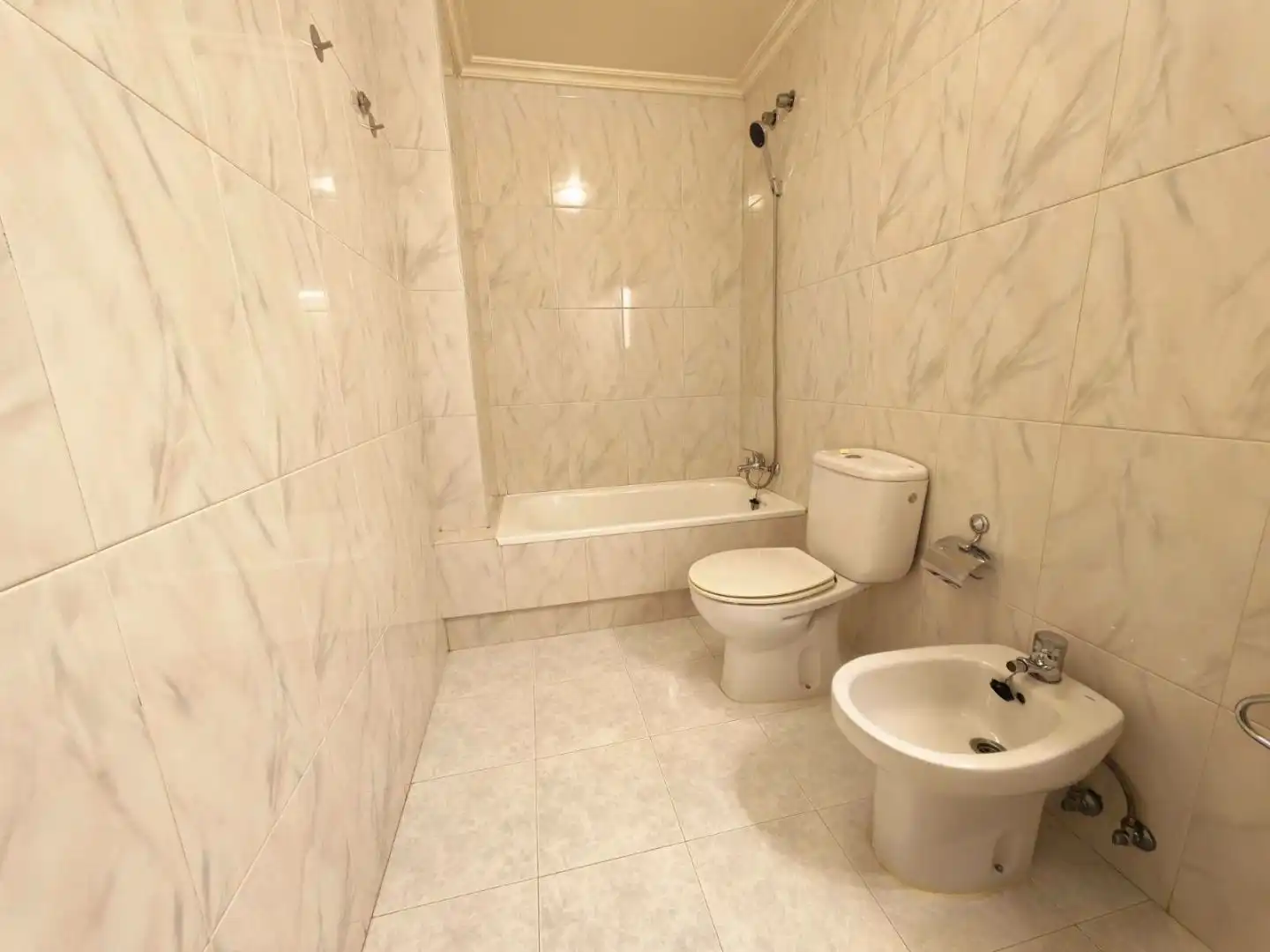 Bathroom of Study for rent in Vigo   with Heating, Parquet flooring and Storage room