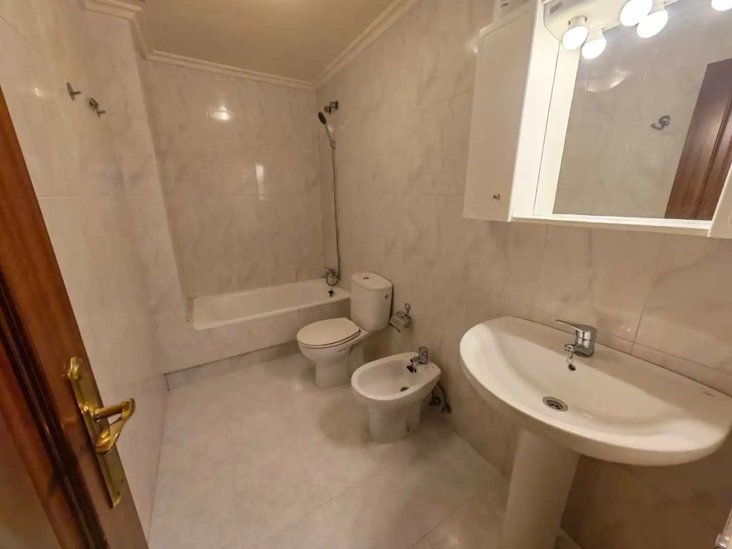 Bathroom of Study for rent in Vigo   with Heating, Parquet flooring and Storage room