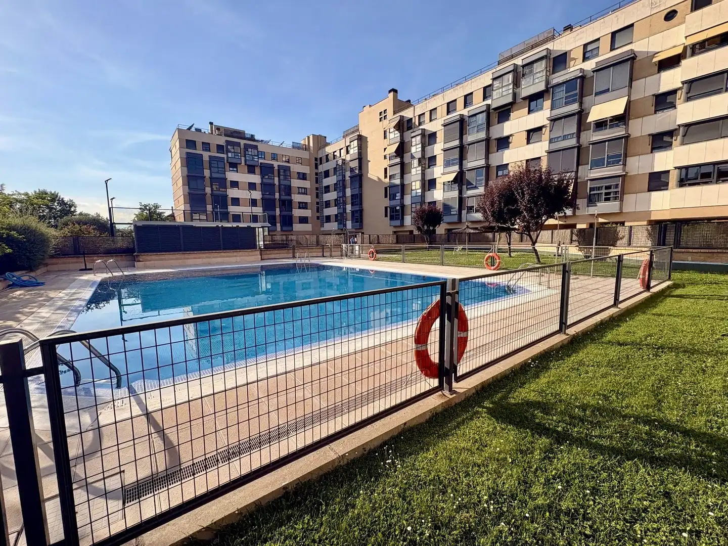 Schwimmbecken von Wohnung zum Verkauf in  Madrid Capital mit Klimaanlage und Schwimmbad