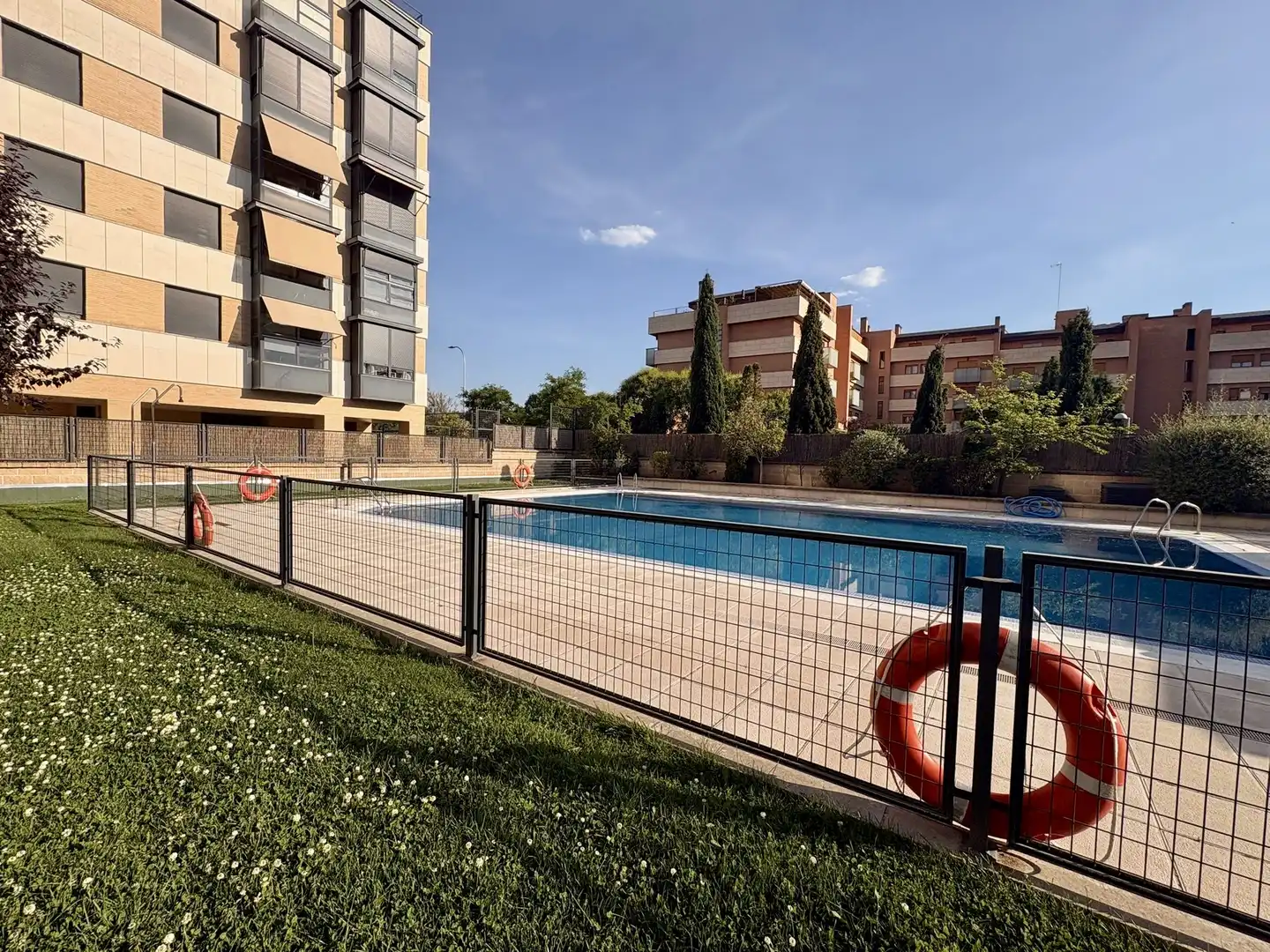 Schwimmbecken von Wohnung zum Verkauf in  Madrid Capital mit Klimaanlage und Schwimmbad