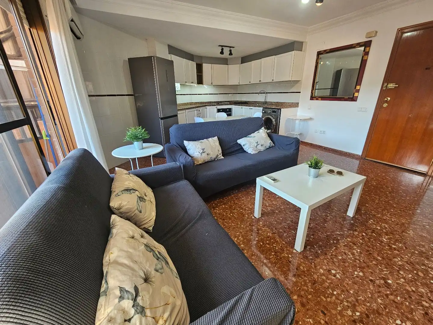 Sala d'estar de Pis de lloguer en Valencia amb Aire condicionat i Balcó