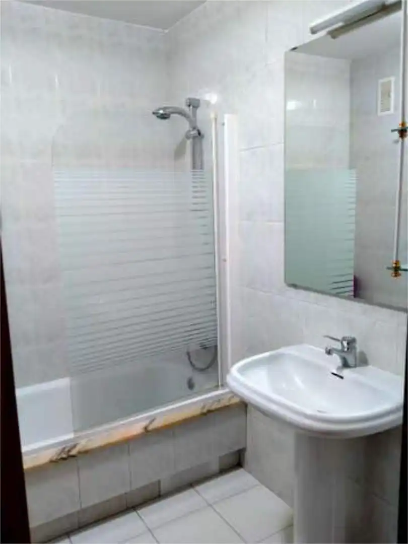 Piso de alquiler en Perillo Baño de Piso de alquiler en Oleiros con Calefacción y Amueblado
