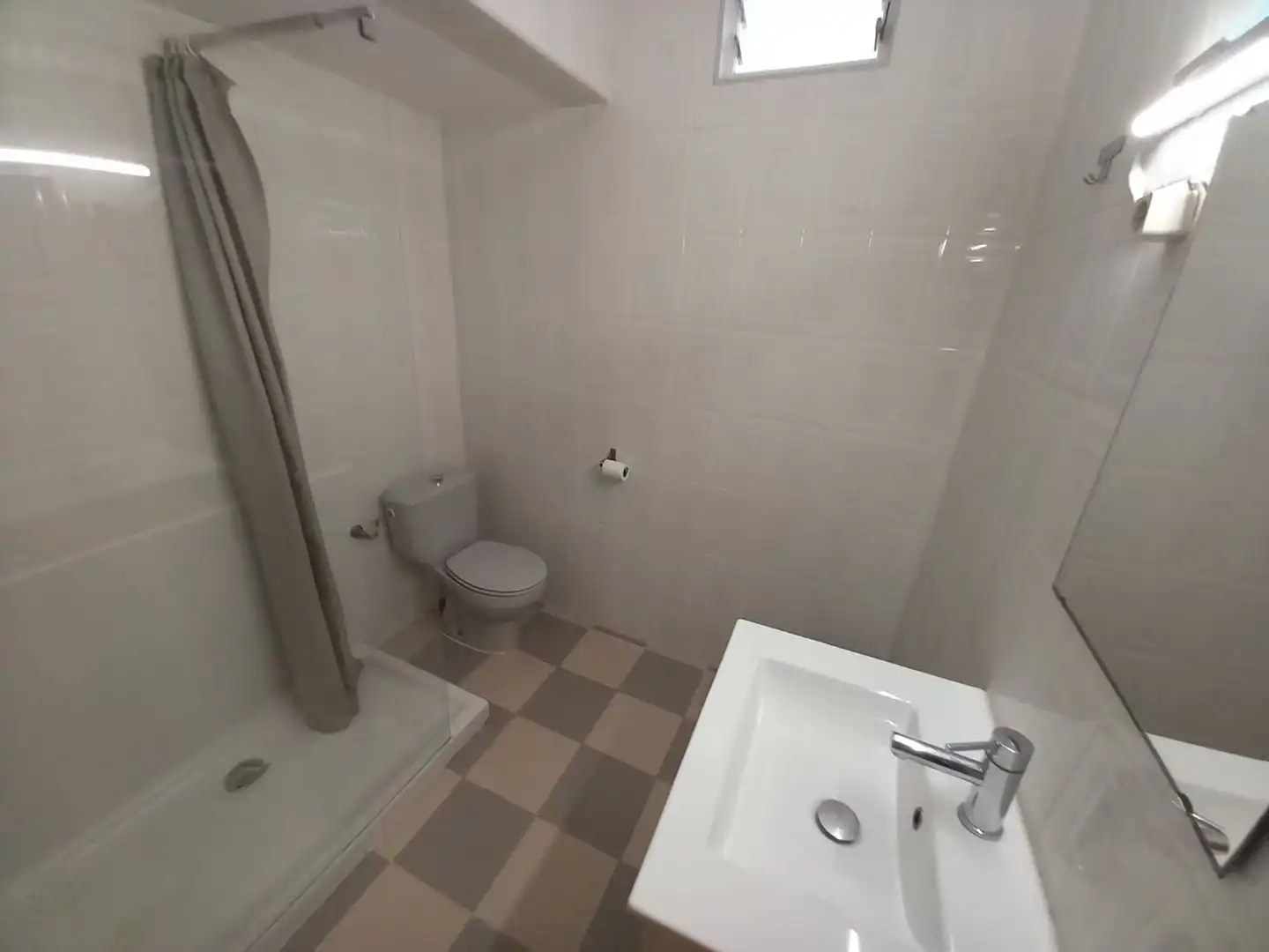 Piso de alquiler en Calle Bautista Aznar, 2, Centro Baño de Piso de alquiler en San Vicente del Raspeig / Sant Vicent del Raspeig con Aire acondicionado, Terraza y Balcón