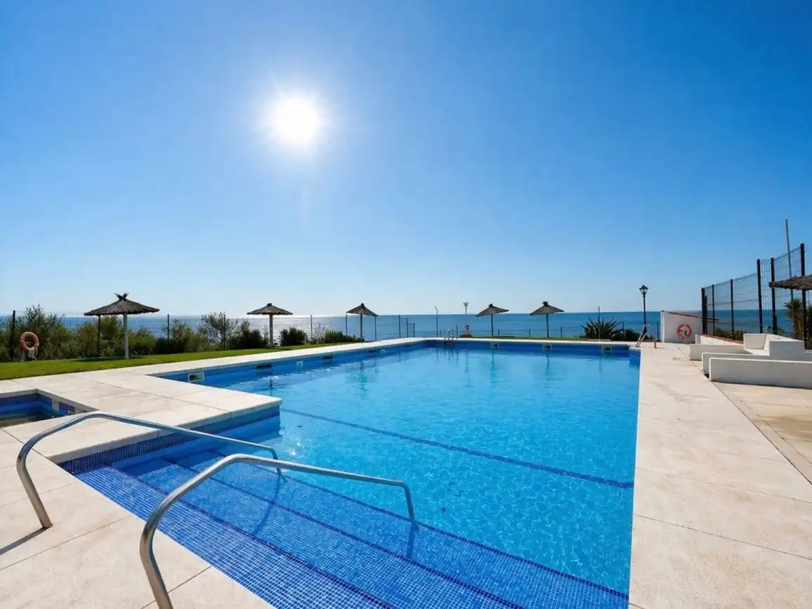 Wohnung zum Verkauf in Urbanización Playa Paraíso, 131, Chullera Schwimmbecken von Wohnung zum Verkauf in Manilva mit Privatgarten, Terrasse und Schwimmbad
