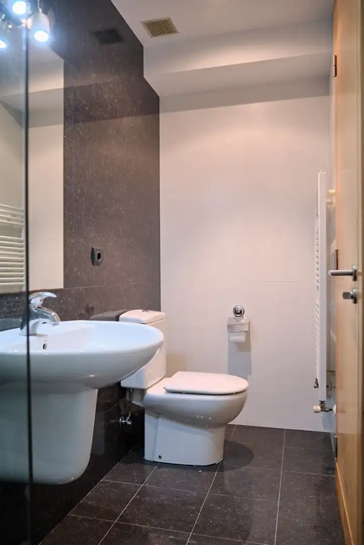 Piso en venta en Calle Valdenoja, 27, Valdenoja Baño de Piso en venta en Santander con Terraza y Parking comunitario