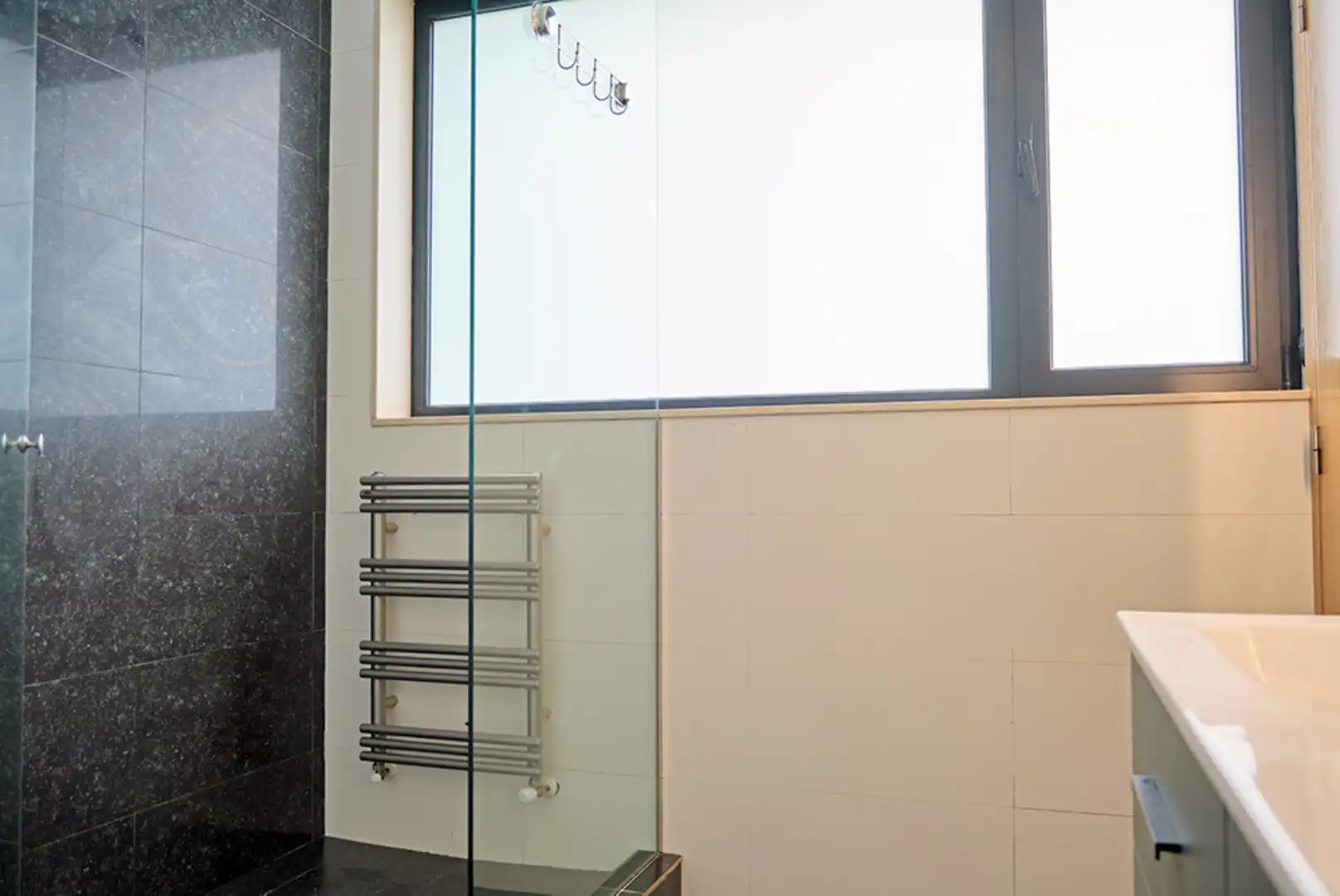 Piso en venta en Calle Valdenoja, 27, Valdenoja Baño de Piso en venta en Santander con Terraza y Parking comunitario