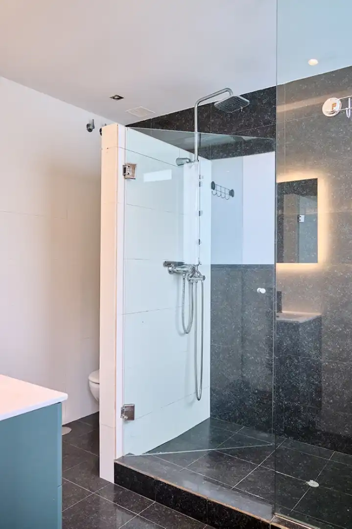 Piso en venta en Calle Valdenoja, 27, Valdenoja Baño de Piso en venta en Santander con Terraza y Parking comunitario