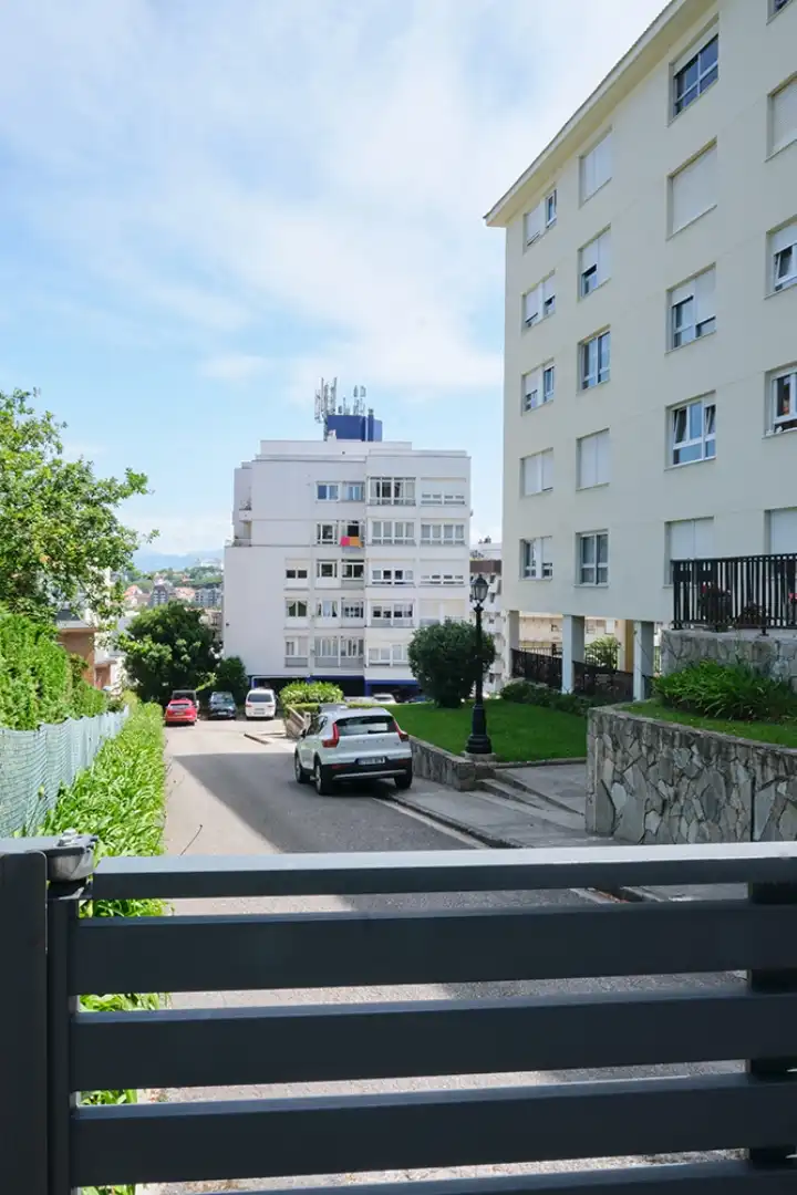 Piso en venta en Calle Valdenoja, 27, Valdenoja Vista exterior de Piso en venta en Santander con Terraza y Parking comunitario