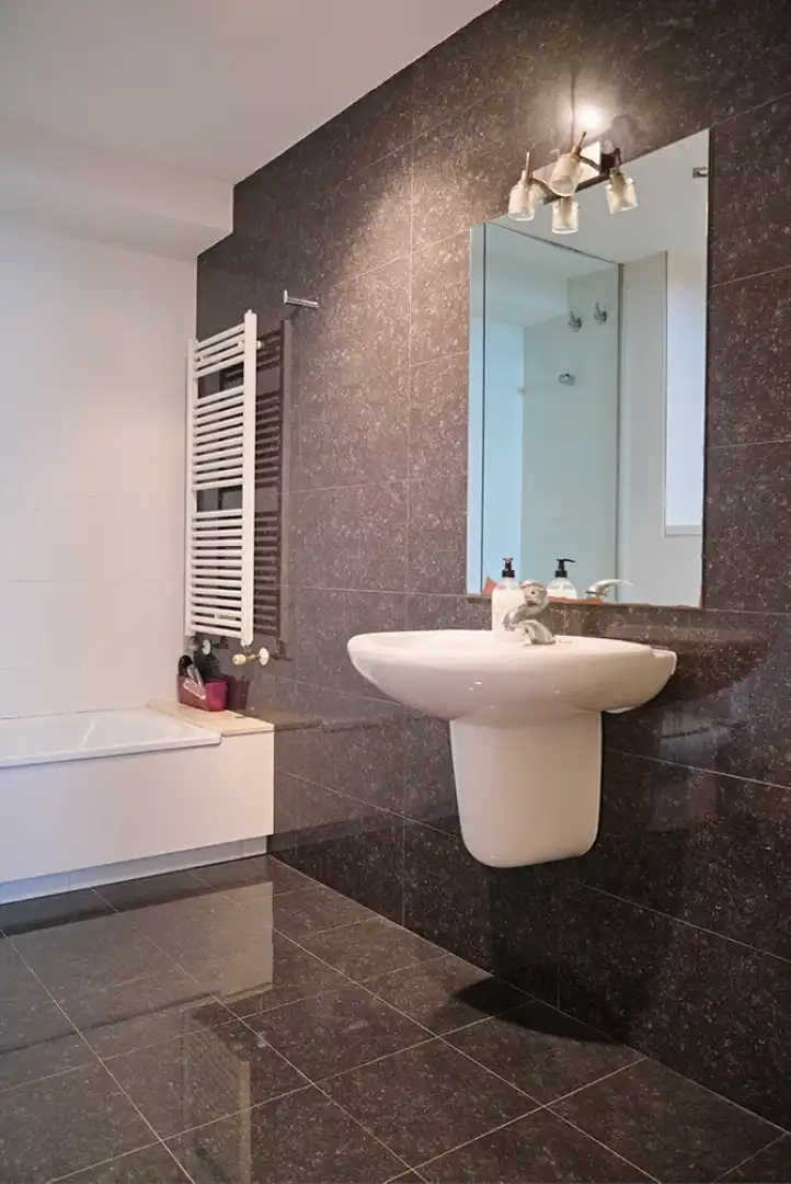 Piso en venta en Calle Valdenoja, 27, Valdenoja Baño de Piso en venta en Santander con Terraza y Parking comunitario