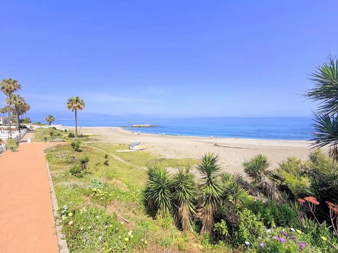 Wohnung zum Verkauf in Urbanización Playa Paraíso, 131, Chullera Außenansicht von Wohnung zum Verkauf in Manilva mit Privatgarten, Terrasse und Schwimmbad