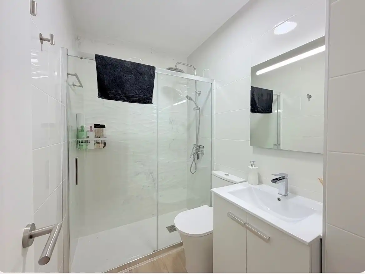 Wohnung zum Verkauf in Urbanización Playa Paraíso, 131, Chullera Badezimmer von Wohnung zum Verkauf in Manilva mit Privatgarten, Terrasse und Schwimmbad