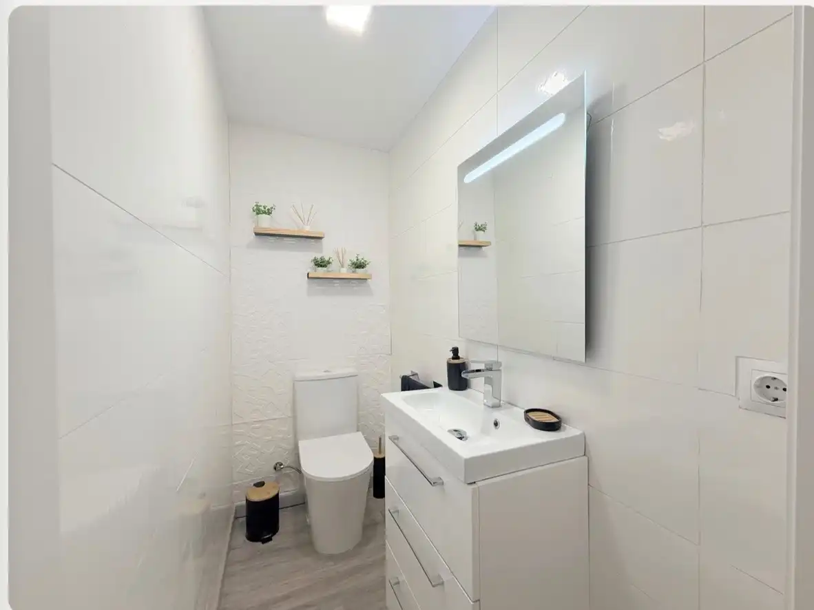 Wohnung zum Verkauf in Urbanización Playa Paraíso, 131, Chullera Badezimmer von Wohnung zum Verkauf in Manilva mit Privatgarten, Terrasse und Schwimmbad