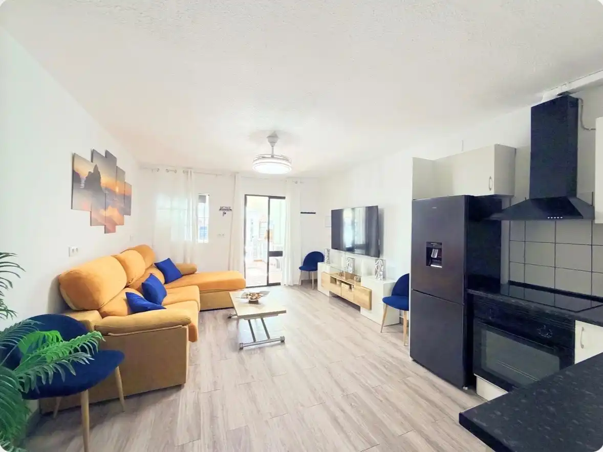 Wohnung zum Verkauf in Urbanización Playa Paraíso, 131, Chullera Wohnzimmer von Wohnung zum Verkauf in Manilva mit Privatgarten, Terrasse und Schwimmbad