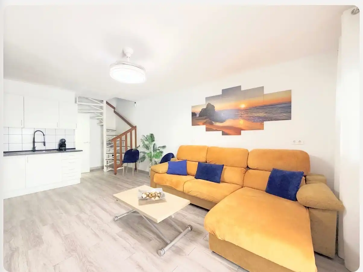 Wohnung zum Verkauf in Urbanización Playa Paraíso, 131, Chullera Wohnzimmer von Wohnung zum Verkauf in Manilva mit Privatgarten, Terrasse und Schwimmbad