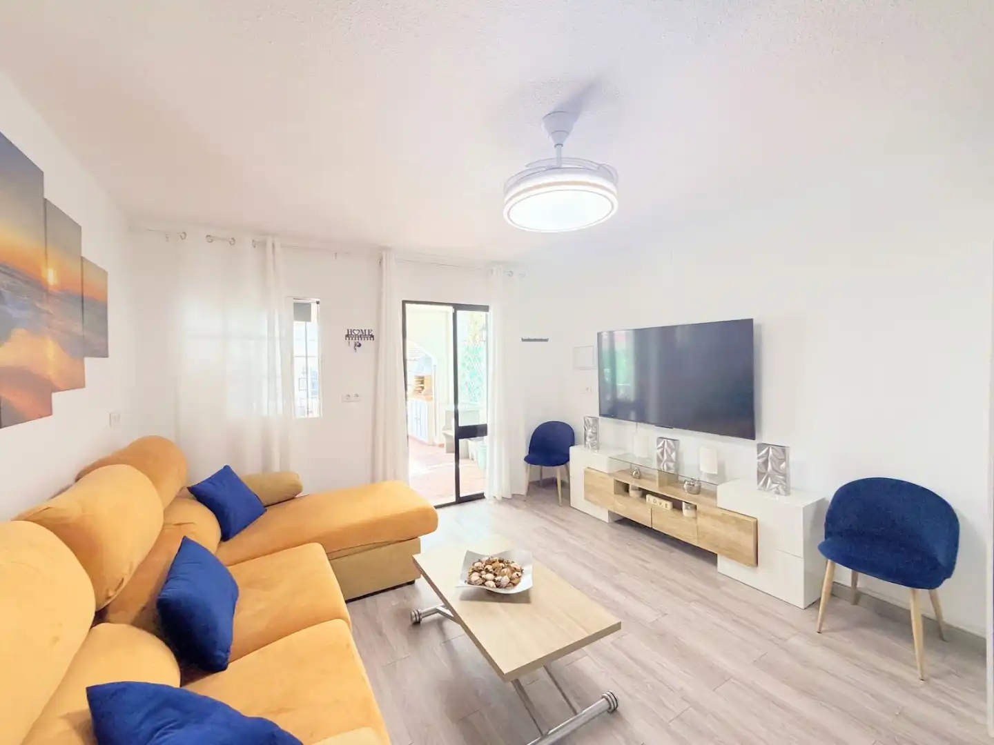 Wohnung zum Verkauf in Urbanización Playa Paraíso, 131, Chullera Wohnzimmer von Wohnung zum Verkauf in Manilva mit Privatgarten, Terrasse und Schwimmbad