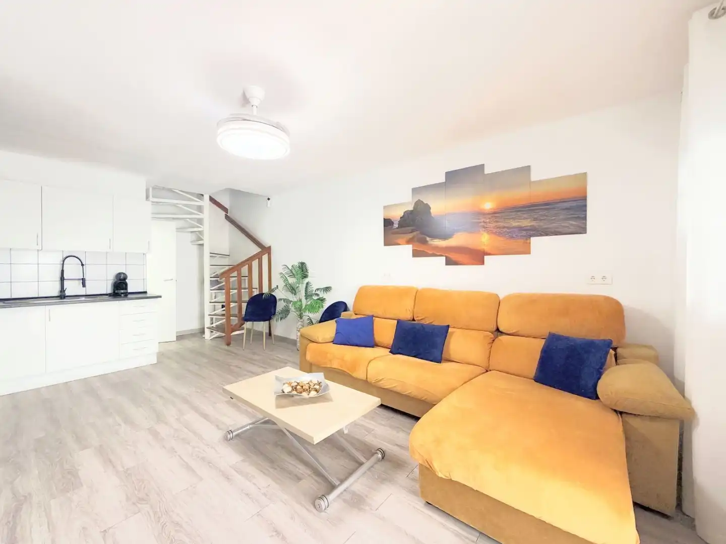 Wohnung zum Verkauf in Urbanización Playa Paraíso, 131, Chullera Wohnzimmer von Wohnung zum Verkauf in Manilva mit Privatgarten, Terrasse und Schwimmbad