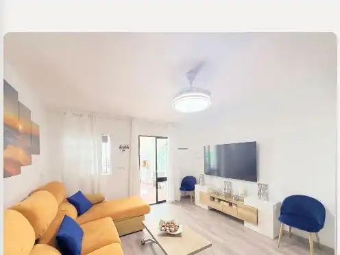 Wohnung zum Verkauf in Urbanización Playa Paraíso, 131, Chullera Wohnzimmer von Wohnung zum Verkauf in Manilva mit Privatgarten, Terrasse und Schwimmbad