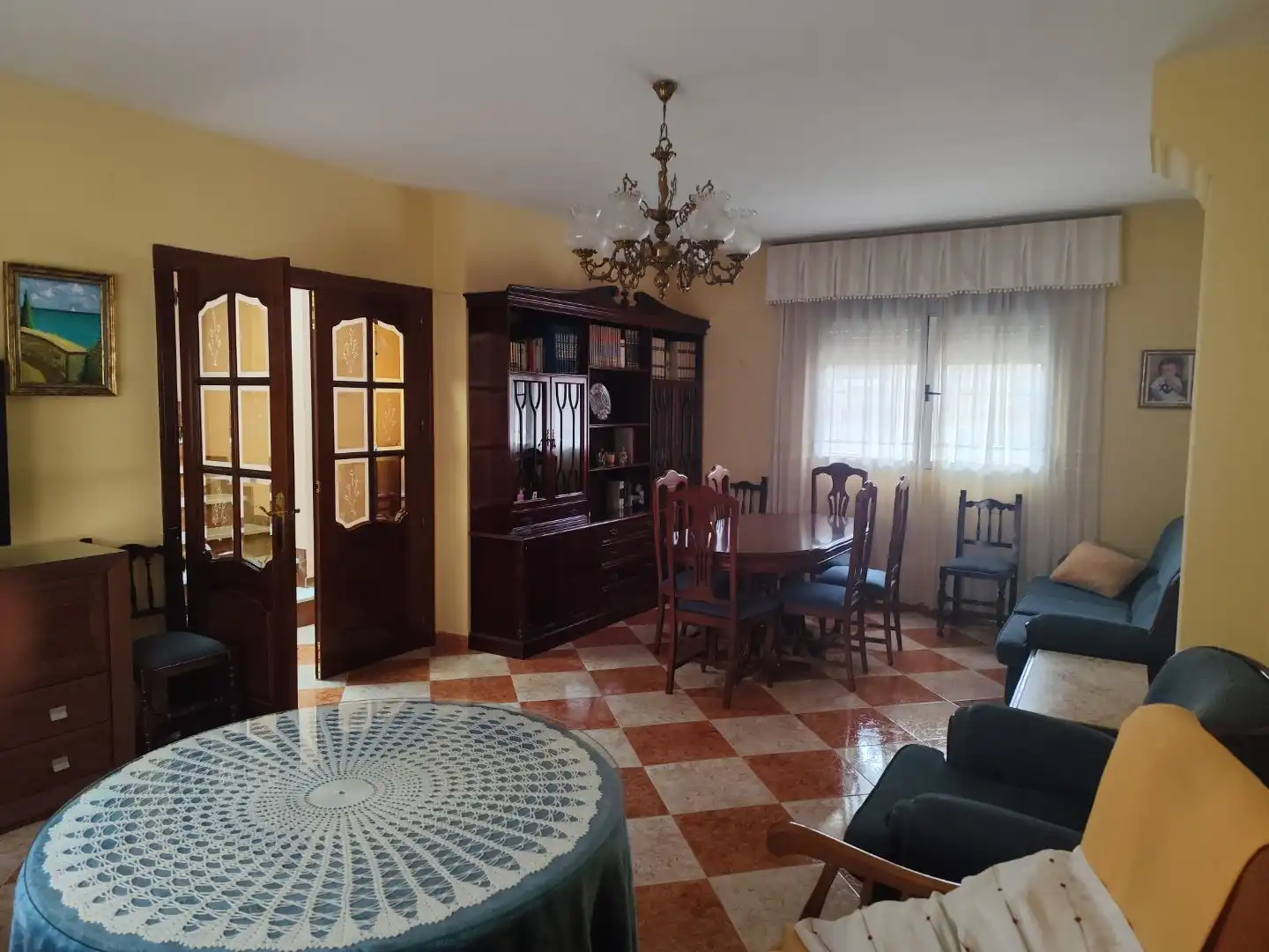 Casa adosada en venda a San Gonzalo Sala d'estar de Casa adosada en venda en Linares amb Aire condicionat, Terrassa i Traster