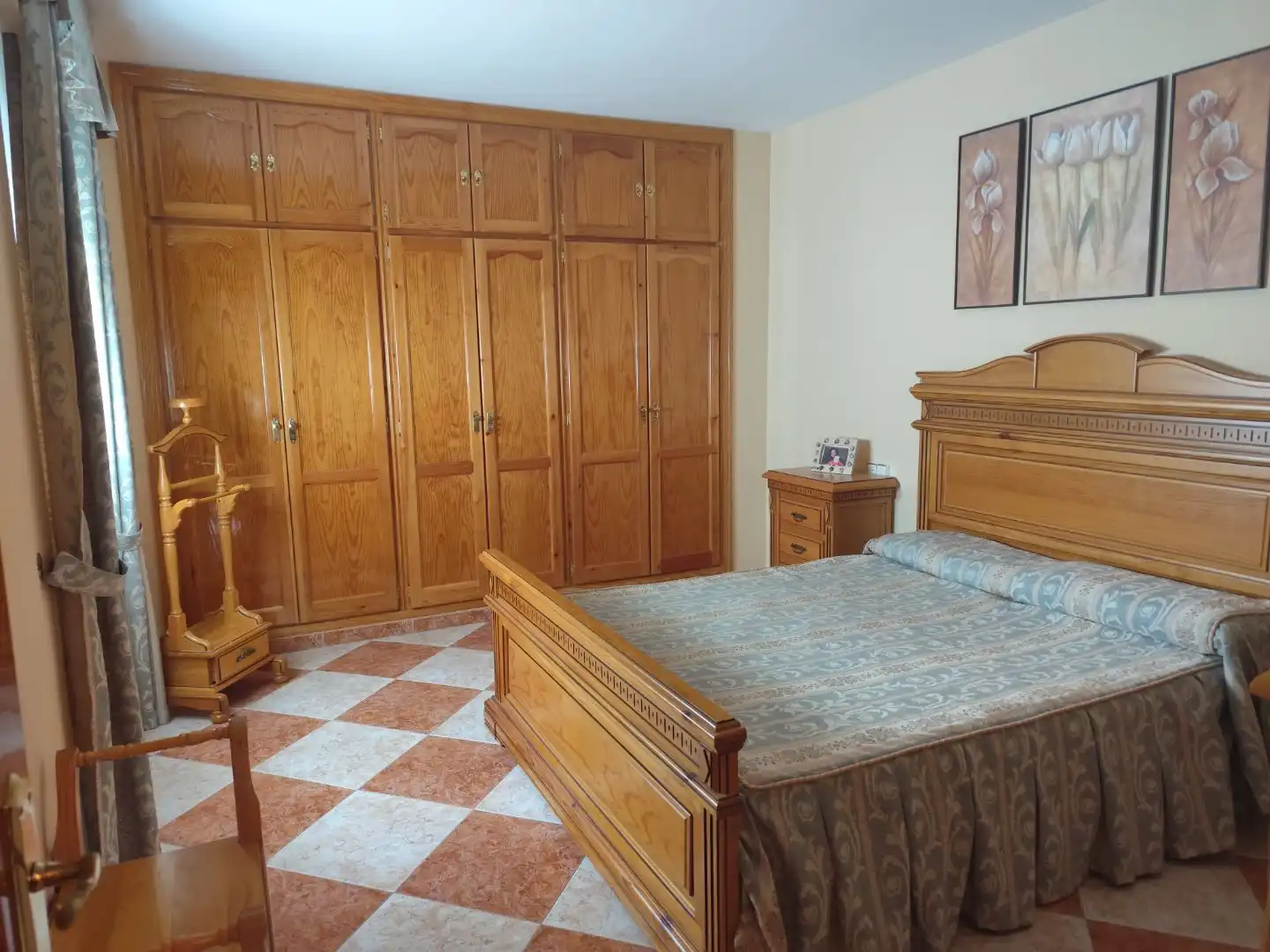 Casa adosada en venda a San Gonzalo Dormitori de Casa adosada en venda en Linares amb Aire condicionat, Terrassa i Traster
