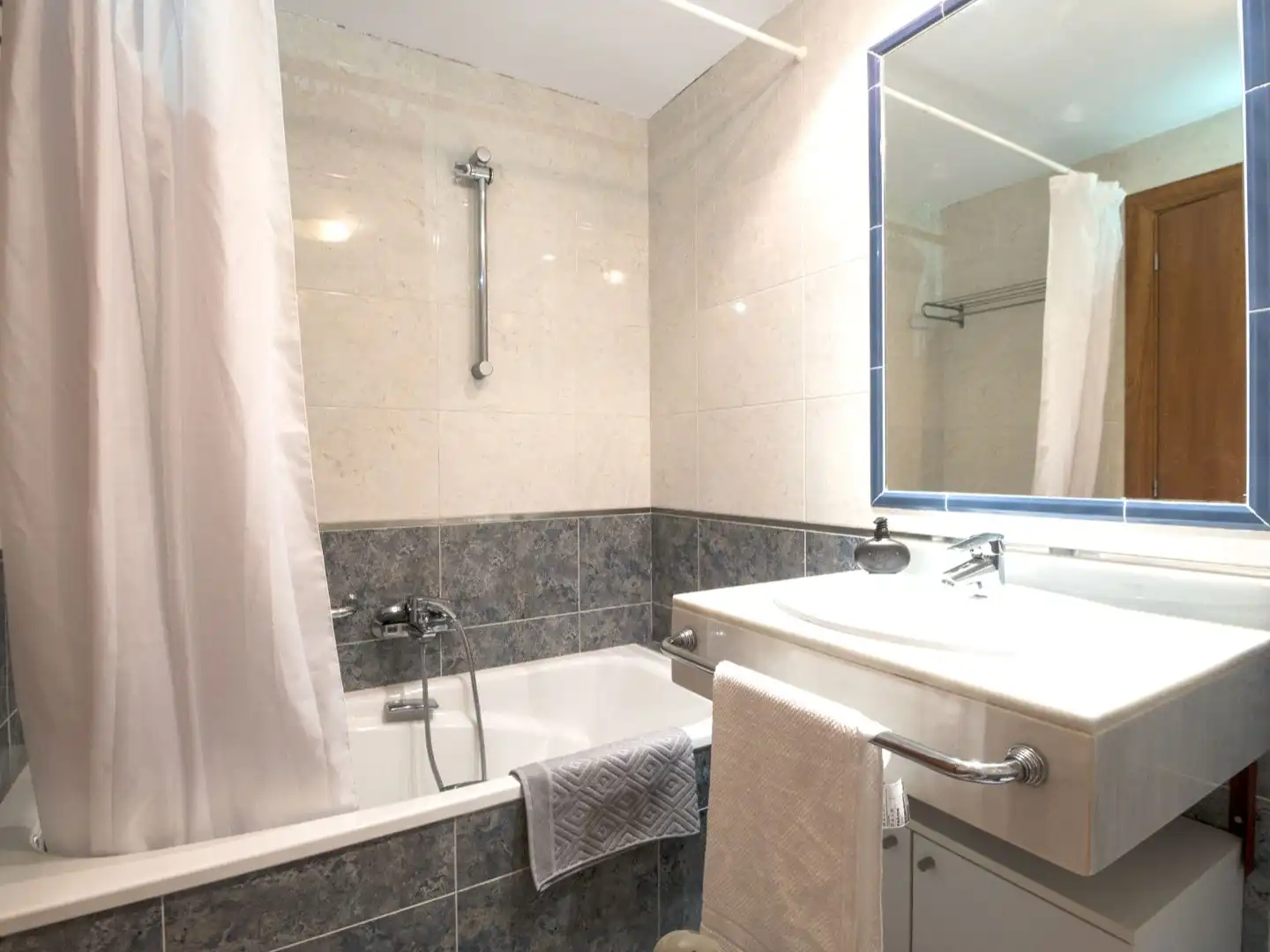 Piso en venta en Urbanización Rìa del Pas, Boo Baño de Piso en venta en Piélagos con Calefacción, Terraza y Piscina