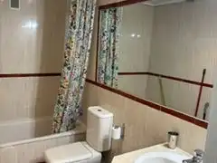 Badezimmer von Wohnung zur Miete in Madrid mit Klimaanlage, Parkett und Abstellraum
