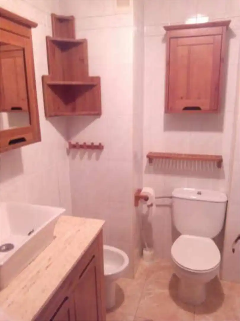 Badezimmer von Wohnung zur Miete in Valverde de la Virgen mit Heizung und Möbliert