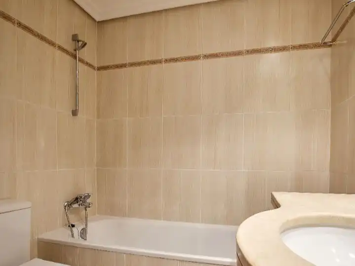 Piso de alquiler en Calle Trilla, 15, Huerta del Rey Baño de Piso de alquiler en Valladolid con Calefacción, Parquet y Trastero