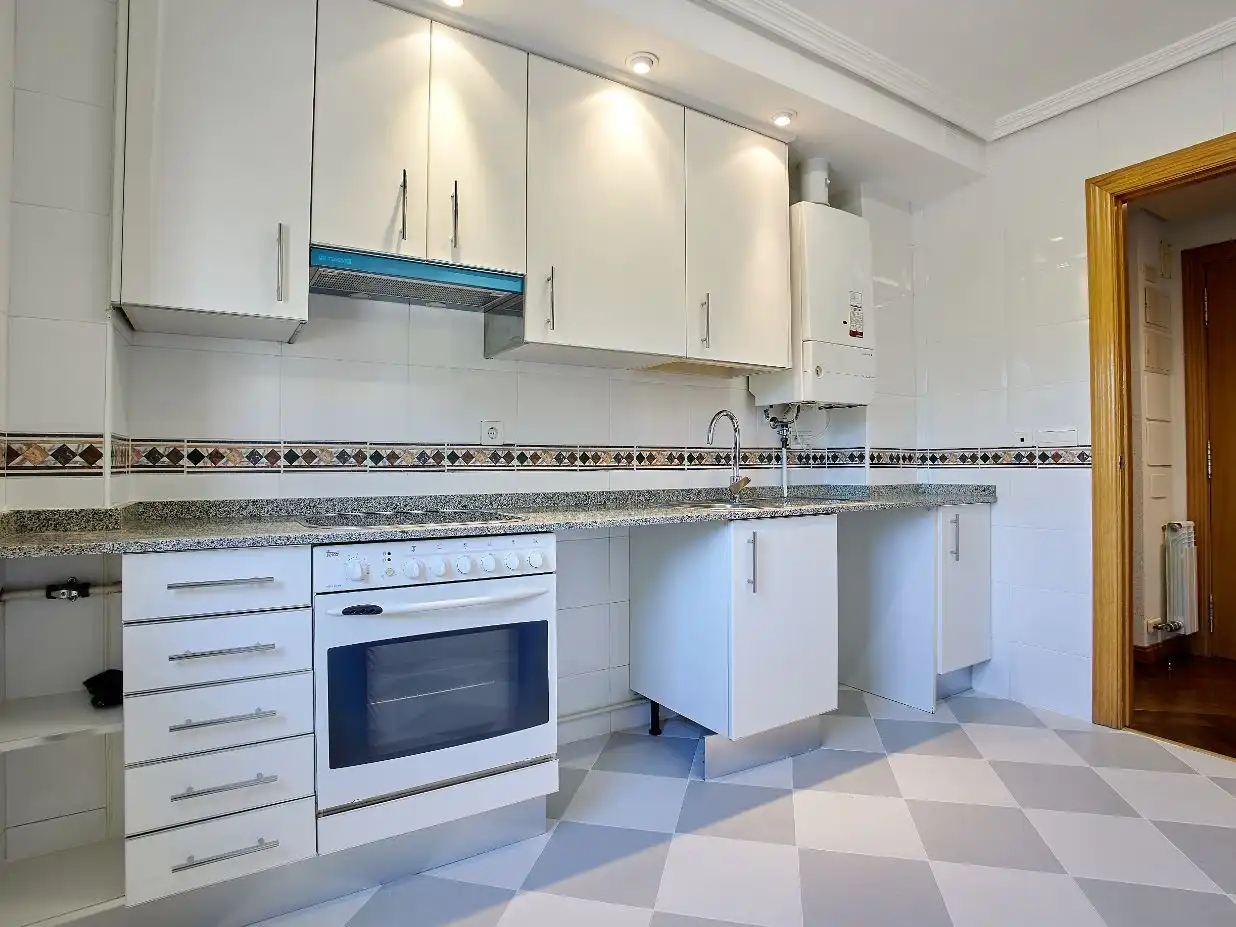 Piso de alquiler en Calle Trilla, 15, Huerta del Rey Cocina de Piso de alquiler en Valladolid con Calefacción, Parquet y Trastero