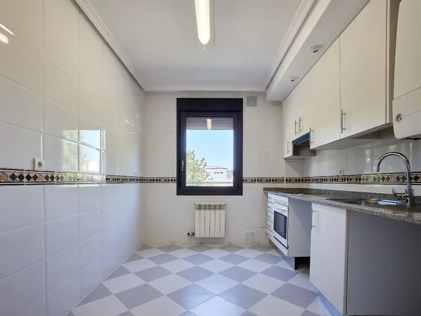 Piso de alquiler en Calle Trilla, 15, Huerta del Rey Cocina de Piso de alquiler en Valladolid con Calefacción, Parquet y Trastero