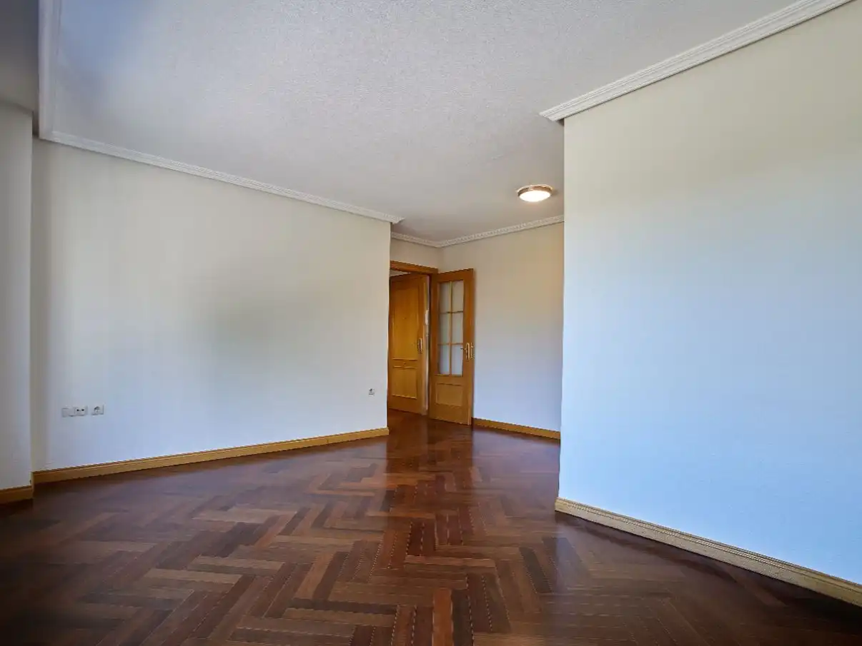 Piso de alquiler en Calle Trilla, 15, Huerta del Rey Piso de alquiler en Valladolid con Calefacción, Parquet y Trastero